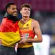 Nach dem Rennen tröstete Emil Agyekum den fünftplatzierten Owe Fischer-Breiholz. - Bild: Sven Hoppe/dpa