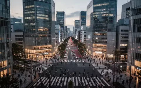 Moderne Skyline von Tokio bei Dämmerung mit beleuchteten Wolkenkratzern und geschäftigen Straßen. - Foto: über boerse-global.de