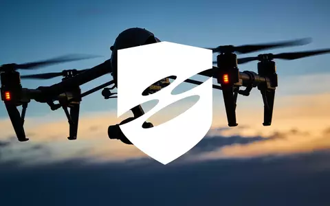 Silhouette einer Überwachungsdrohne vor einem dramatischen Abendhimmel als Symbol für Verteidigungstechnologie. - Foto: über boerse-global.de