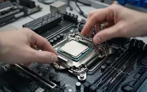 Ein Techniker installiert einen Prozessor in einen Mainboard-Sockel in einer Werkstatt. - Foto: über boerse-global.de