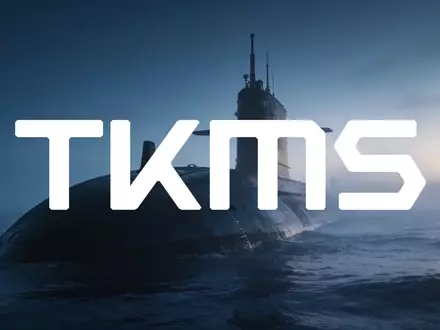Moderner U-Boot-Rumpf in ruhigem, nebligem Gewässer bei Dämmerung als Symbol für maritime Verteidigungsstrategie. - Foto: über boerse-global.de