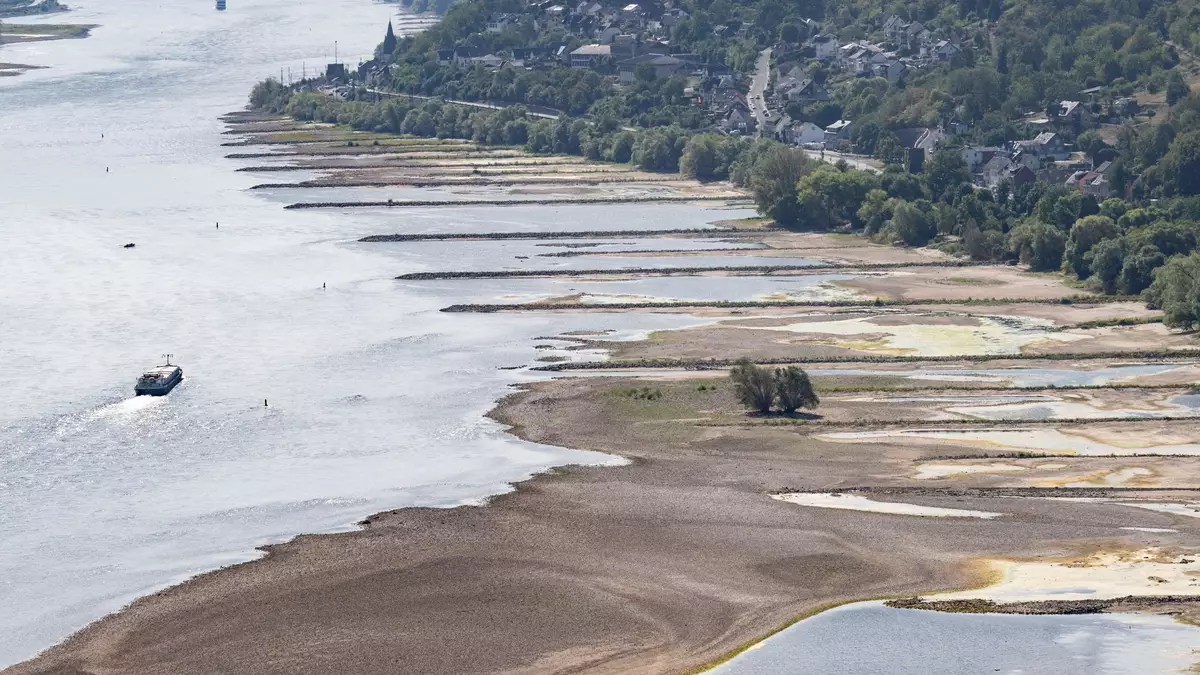 Wegen niedriger Pegelstände ist die Binnenschifffahrt in vielen Flüssen wie hier im Rhein derzeit massiv eingeschränkt. - Bild: Boris Roessler/dpa