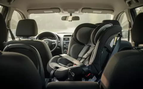 Ein leerer Kindersitz auf der Rückbank eines Autos bei natürlichem Tageslicht. - Foto: über boerse-global.de