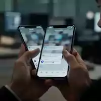 Eine Person hält ein Smartphone in den Händen, während sie auf dem Bildschirm eine verdächtige Nachricht betrachtet. - Foto: über boerse-global.de