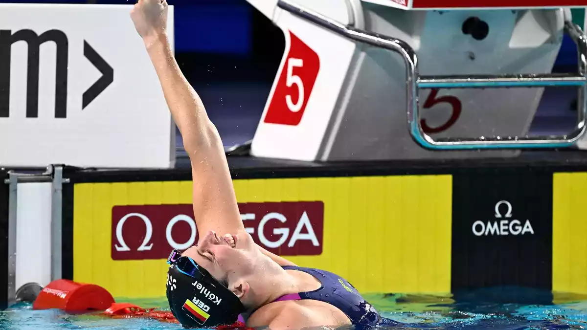 Angelina Köhler gewann Silber über 100 Meter Schmetterling. - Bild: Julien De Rosa/AFP/dpa