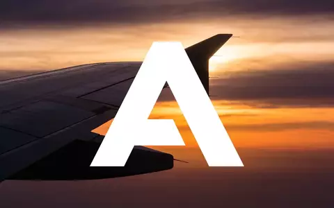Silhouette eines Flugzeugflügels vor einem dramatischen Sonnenuntergang, symbolisch für die Luftfahrtindustrie. - Foto: über boerse-global.de