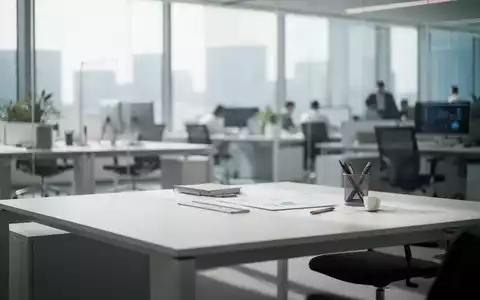 Moderner, heller Büroarbeitsplatz mit minimalistischer Einrichtung und natürlichem Tageslicht. - Foto: über boerse-global.de