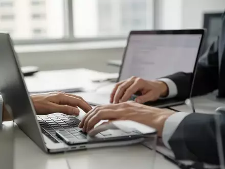 Eine Person arbeitet an einem Laptop in einem modernen, hellen Büro für digitale Dokumentenprozesse. - Foto: über boerse-global.de