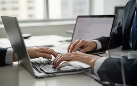 Eine Person arbeitet an einem Laptop in einem modernen, hellen Büro für digitale Dokumentenprozesse. - Foto: über boerse-global.de
