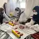 In der Seifen-Manufaktur von Rukia Resai arbeiten fast nur Frauen. - Bild: Fardina Akbari/dpa