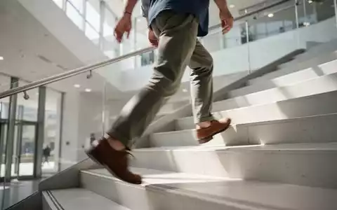 Eine Person steigt eine helle, moderne Treppe in einem sonnendurchfluteten Gebäude hinauf. - Foto: über boerse-global.de