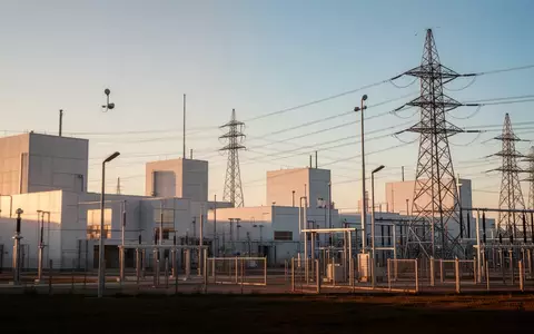 Moderne industrielle Energieinfrastruktur mit Strommasten bei Sonnenuntergang. - Foto: über boerse-global.de