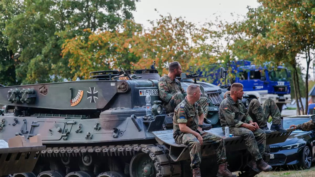 Die Bundeswehr unterstützt bei der Brandbekämpfung. - Bild: Thomas Banneyer/dpa