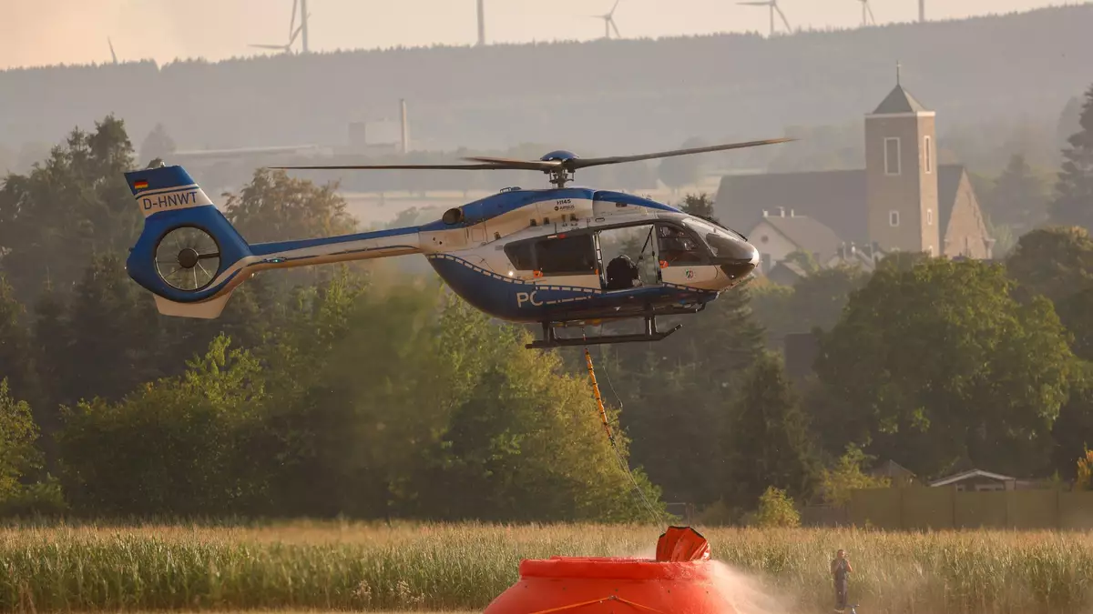 Bei Tageslicht sollen die Löschhubschrauber wieder fliegen. - Bild: Thomas Banneyer/dpa