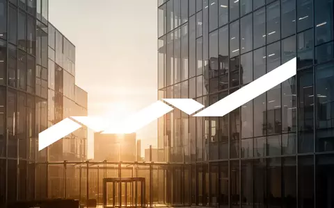 Modernes Bürogebäude bei Sonnenaufgang als Symbol für institutionelles Finanzwachstum und Marktvertrauen. - Foto: über boerse-global.de