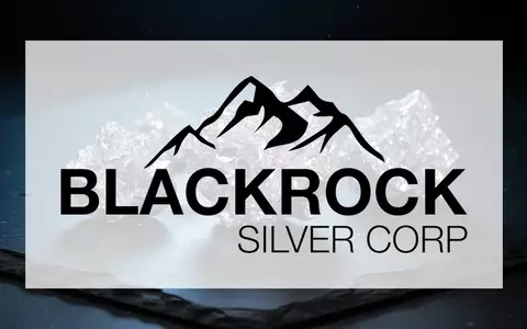 Glänzende Silbererz-Stücke auf einem dunklen, reflektierenden Untergrund in professioneller, atmosphärischer Beleuchtung. - Foto: über boerse-global.de