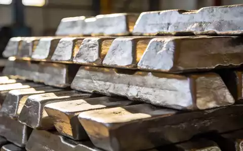 Glänzende Metallbarren in einem modernen Industrielager bei natürlichem Lichteinfall. - Foto: über boerse-global.de
