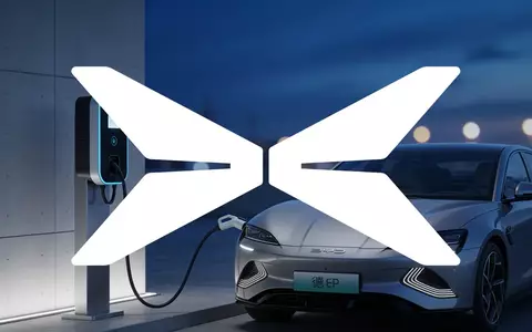 Moderne E-Auto-Ladestation in einer urbanen Umgebung bei Dämmerung, symbolisiert den Wandel in der Automobilbranche. - Foto: über boerse-global.de
