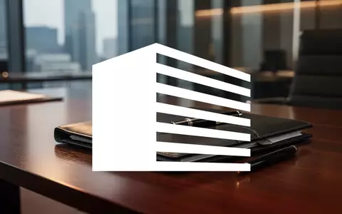Ein minimalistischer Schreibtisch mit einer Ledermappe und einem Füllfederhalter als Symbol für strategische Unternehmensführung. - Foto: über boerse-global.de