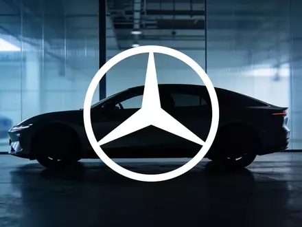 Silhouette eines luxuriösen Elektroautos in einem modernen, minimalistisch beleuchteten Showroom. - Foto: über boerse-global.de
