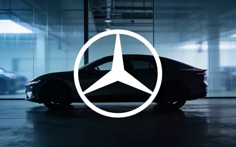 Silhouette eines luxuriösen Elektroautos in einem modernen, minimalistisch beleuchteten Showroom. - Foto: über boerse-global.de