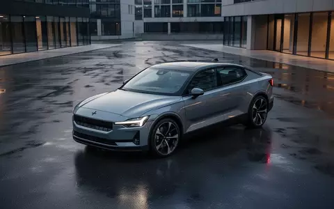 Ein moderner Polestar Elektro-PKW auf einer asphaltierten Fläche bei Dämmerung. - Foto: über boerse-global.de
