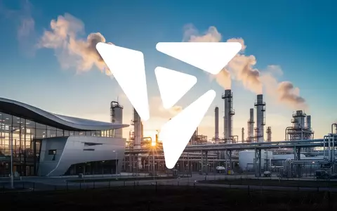 Moderne Industrieanlage bei Sonnenaufgang mit aufsteigendem Wasserdampf als Symbol für die chemische Industrie - Foto: über boerse-global.de