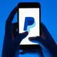 Große Konkurrenz: Der US-Bezahlriese Paypal. (Symbolbild) - Bild: Sebastian Kahnert/dpa
