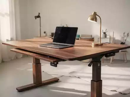 Ein moderner, höhenverstellbarer Schreibtisch in Vintage-Optik in einem hellen Homeoffice mit Laptop. - Foto: über boerse-global.de