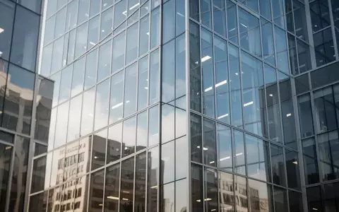 Ein modernes BĂŒrogebĂ€ude spiegelt den blauen Himmel wider, symbolisch fĂŒr die Marktlage von Solana. - Foto: ĂŒber boerse-global.de