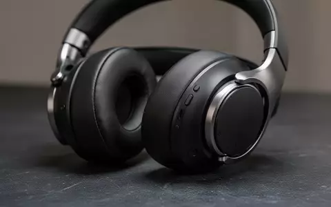 Hochwertige Over-Ear-Kopfhörer in minimalistischem Design auf einer dunklen Oberfläche. - Foto: über boerse-global.de