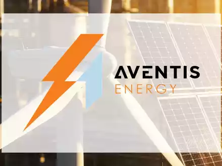 Abstrakte Darstellung von Windkraft- und Solaranlagen in stimmungsvollem Licht. - Foto: über boerse-global.de