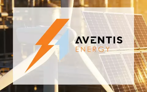 Abstrakte Darstellung von Windkraft- und Solaranlagen in stimmungsvollem Licht. - Foto: über boerse-global.de