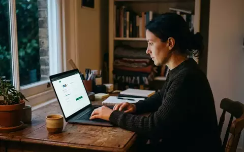 Eine Person sitzt an einem Schreibtisch und nutzt einen Laptop in einer professionellen, sicherheitsorientierten Umgebung. - Foto: über boerse-global.de