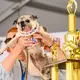 Die Besitzerin von Jinny Lu durfte sich über ein Preisgeld von 5000 Dollar freuen.
 - Bild: Noah Berger/AP/dpa