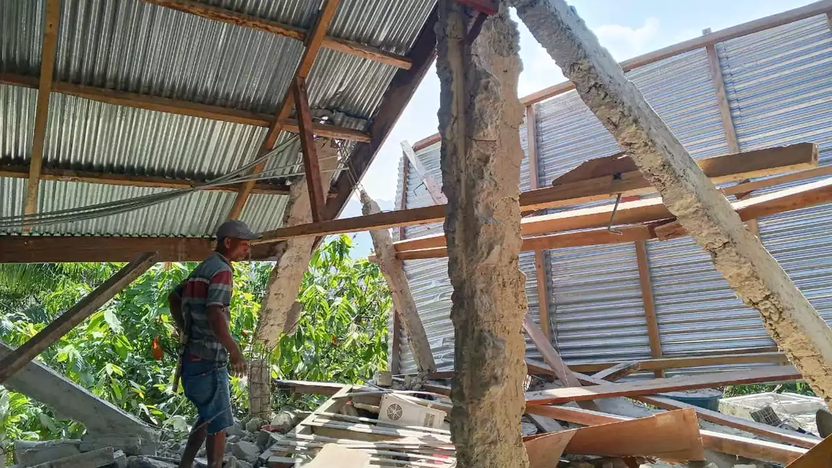 Ein schweres Erdbeben hat die indonesische Insel Flores erschüttert. - Bild: Kurniawan/AP/dpa