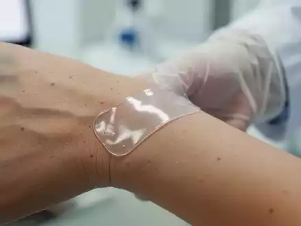Ein flexibler Biosensor-Patch auf der Haut eines Handgelenks zur Messung physiologischer Stressfaktoren. - Foto: über boerse-global.de