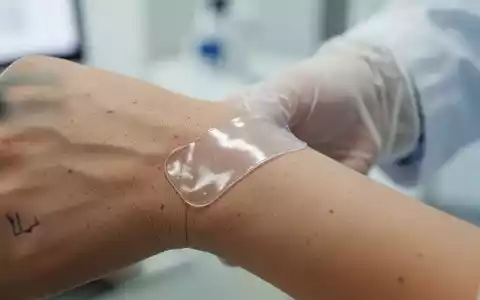 Ein flexibler Biosensor-Patch auf der Haut eines Handgelenks zur Messung physiologischer Stressfaktoren. - Foto: über boerse-global.de