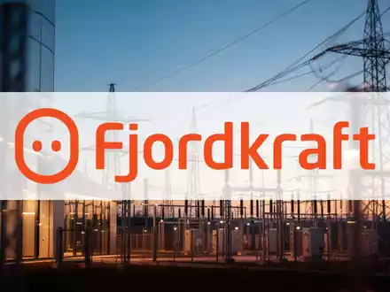 Moderne Energieinfrastruktur bei Dämmerung mit Fokus auf Stromleitungen und Energienetz-Elementen. - Foto: über boerse-global.de