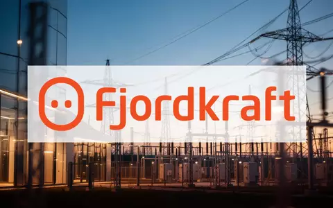 Moderne Energieinfrastruktur bei Dämmerung mit Fokus auf Stromleitungen und Energienetz-Elementen. - Foto: über boerse-global.de
