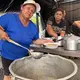 María Rocío Bedoya kocht seit Tagen für die Gemeinschaft. - Bild: Philipp Znidar/dpa