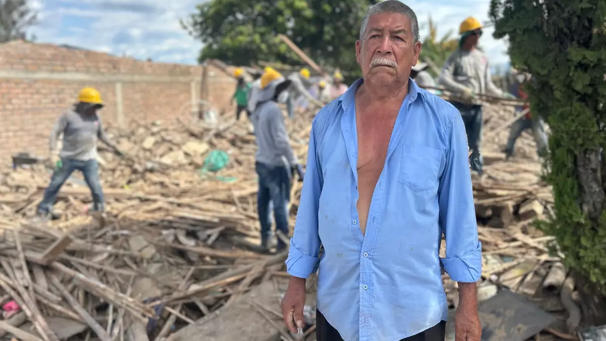 José Omar Duque hat sein Haus nach dem Erdbeben verloren. - Bild: Philipp Znidar/dpa