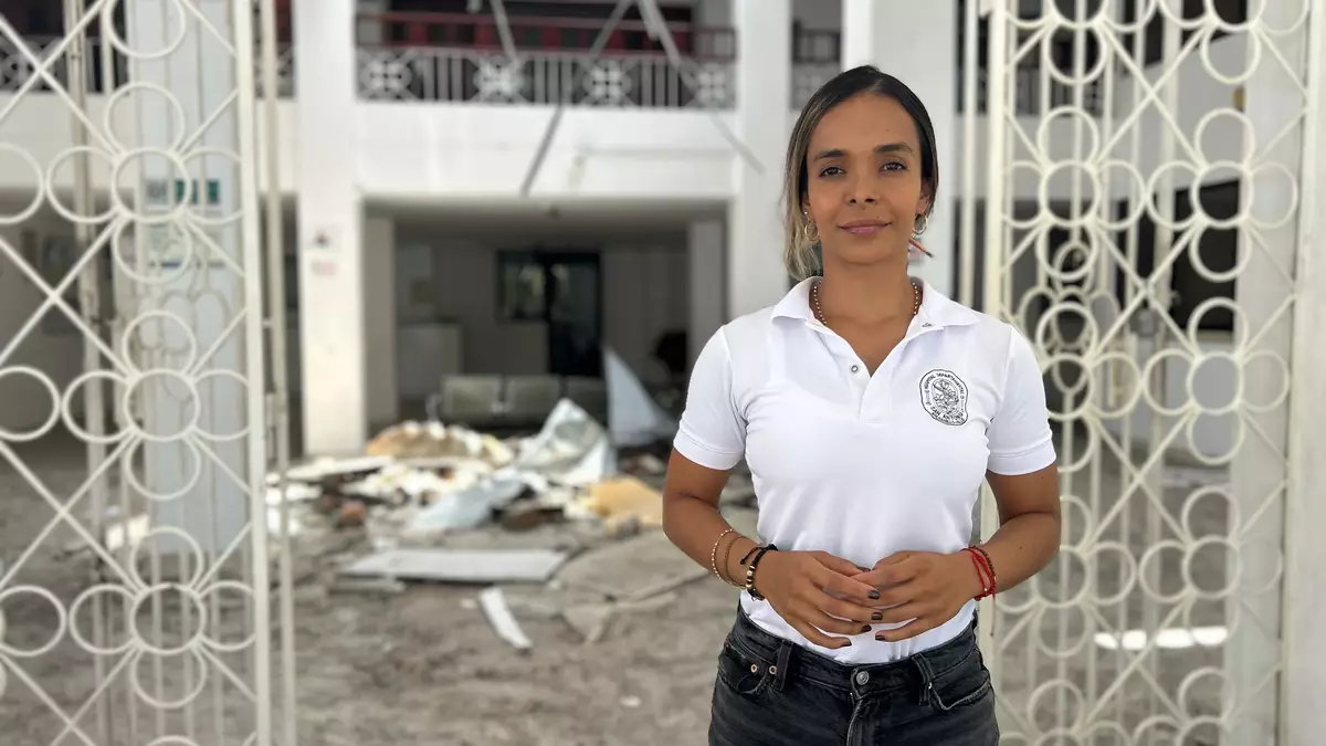 Sprecherin Manuela Hernández Vargas steht vor dem schwer beschädigten Krankenhaus in Roldanillo.  - Bild: Philipp Znidar/dpa