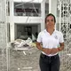 Sprecherin Manuela Hernández Vargas steht vor dem schwer beschädigten Krankenhaus in Roldanillo.  - Bild: Philipp Znidar/dpa