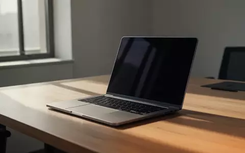 Ein moderner, minimalistischer Arbeitsplatz mit einem aufgeklappten Laptop auf einem Schreibtisch bei natürlichem Tageslicht. - Foto: über boerse-global.de