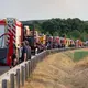 1400 Einsatzkräfte sind an den Löscharbeiten beteiligt.  - Bild: Harald Tittel/dpa