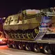 Auch Panzer kommen im Hürtgenwald zum Einsatz: Sie ziehen Schneisen durch den Wald, um Wasser heranschaffen zu können. - Bild: Thomas Banneyer/dpa