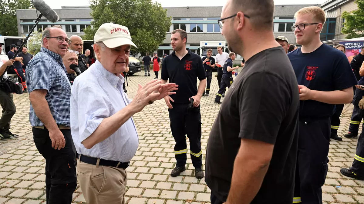 Bei einem Besuch vor Ort appelliert NRW-Innenminister Herbert Reul (CDU) an alle Bürger, sich jetzt von Wäldern fernzuhalten. - Bild: Federico Gambarini/dpa