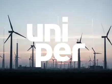 Abstrakte Darstellung der Energiewirtschaft mit modernen Infrastruktursilhouetten bei Sonnenaufgang. - Foto: über boerse-global.de