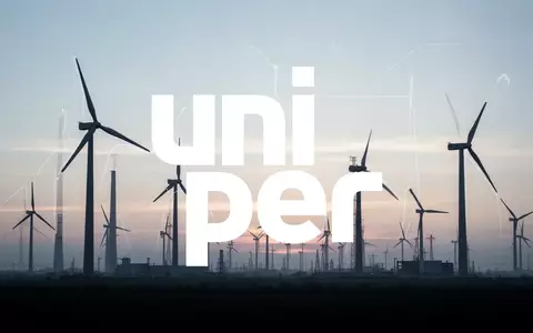 Abstrakte Darstellung der Energiewirtschaft mit modernen Infrastruktursilhouetten bei Sonnenaufgang. - Foto: über boerse-global.de